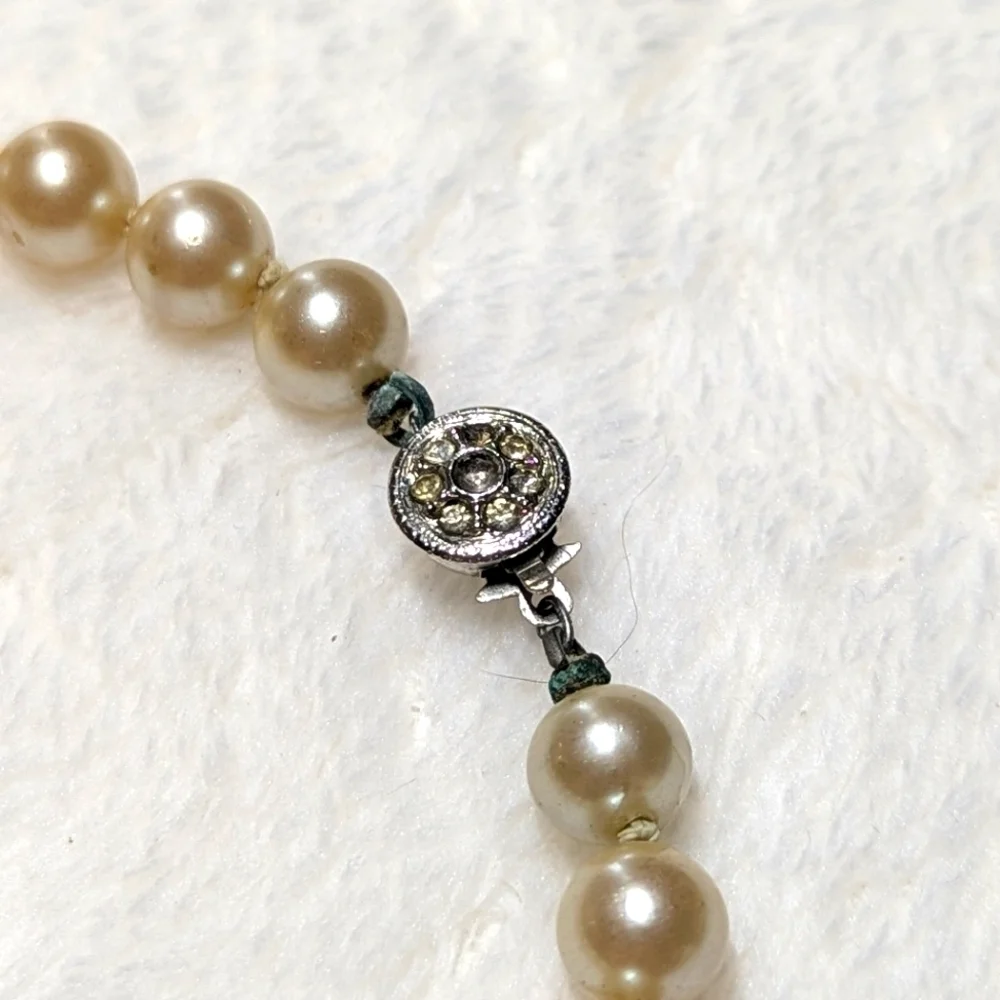 Elegant Vintage Creamy FauxPearl Necklace With Rhinestone Clasp - Picture 6 of 7